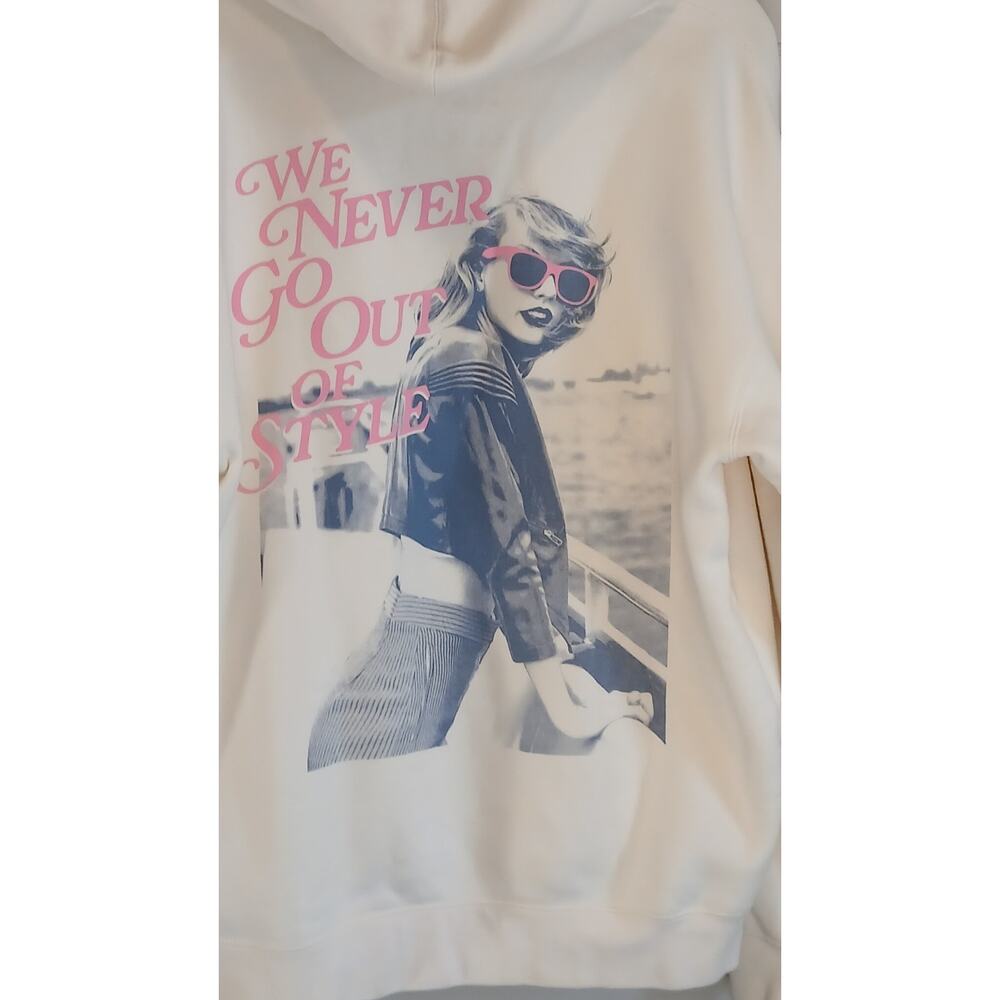Taylor Swift 1989 Hoodie Pullover Womens We Never Go Out Of Style Size Large